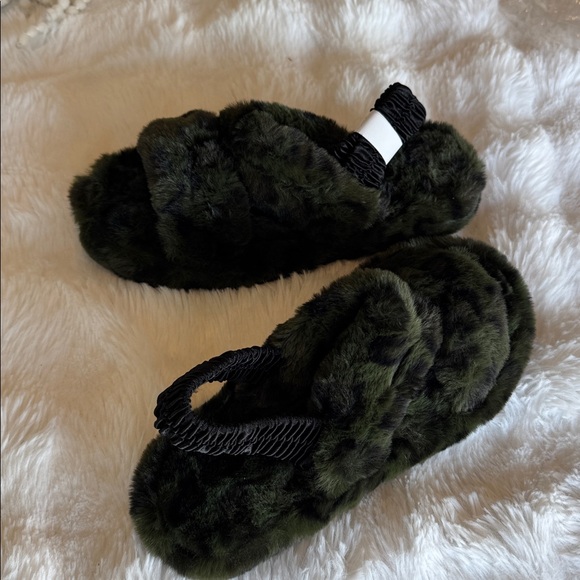 NWOT Array Fuzzy Slippers - Picture 1 of 5